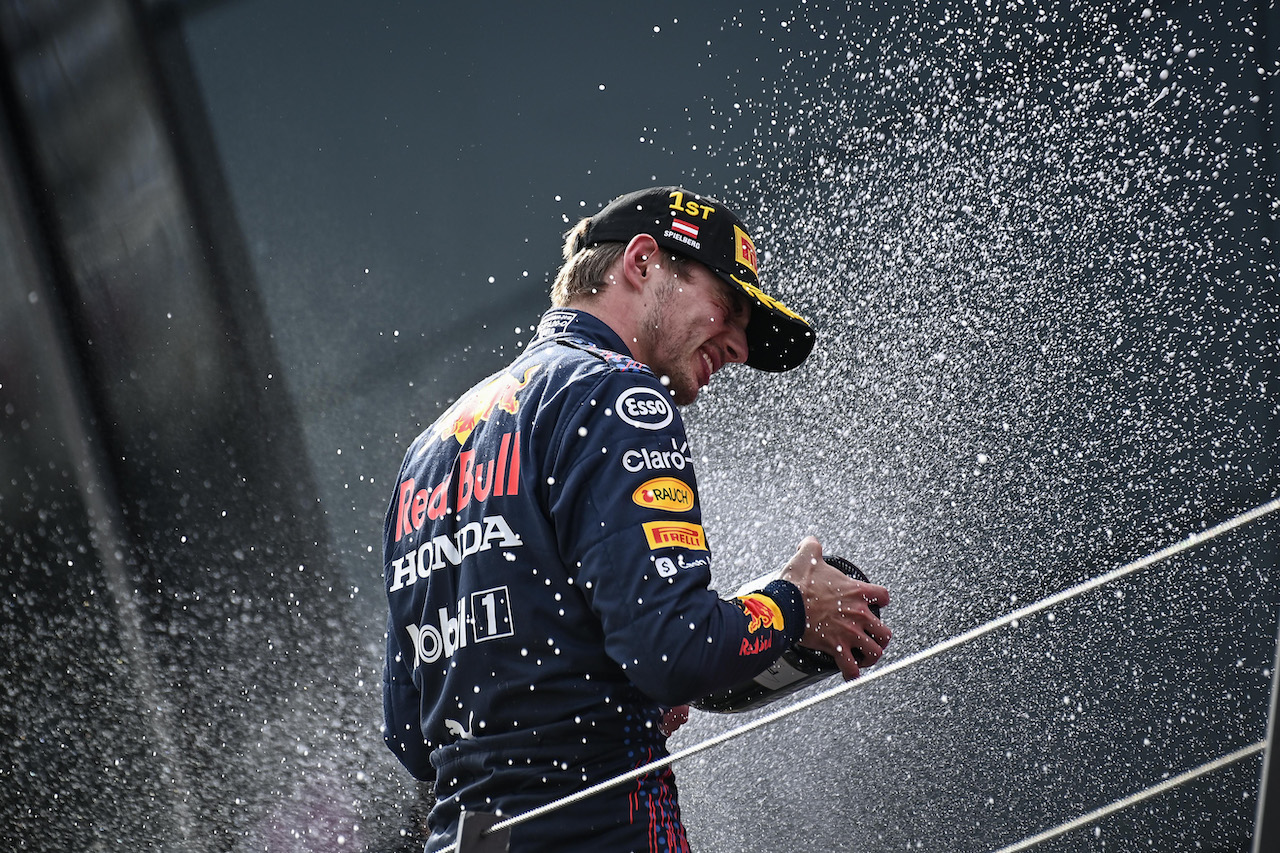GP AUSTRIA, Gara winner Max Verstappen (NLD) Red Bull Racing celebrates on the podium.
04.07.2021. Formula 1 World Championship, Rd 9, Austrian Grand Prix, Spielberg, Austria, Gara Day.
- www.xpbimages.com, EMail: requests@xpbimages.com © Copyright: FIA Pool Image for Editorial Use Only