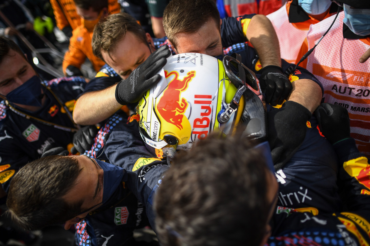 GP AUSTRIA, Gara winner Max Verstappen (NLD) Red Bull Racing celebrates with the team in parc ferme.
04.07.2021. Formula 1 World Championship, Rd 9, Austrian Grand Prix, Spielberg, Austria, Gara Day.
- www.xpbimages.com, EMail: requests@xpbimages.com © Copyright: FIA Pool Image for Editorial Use Only