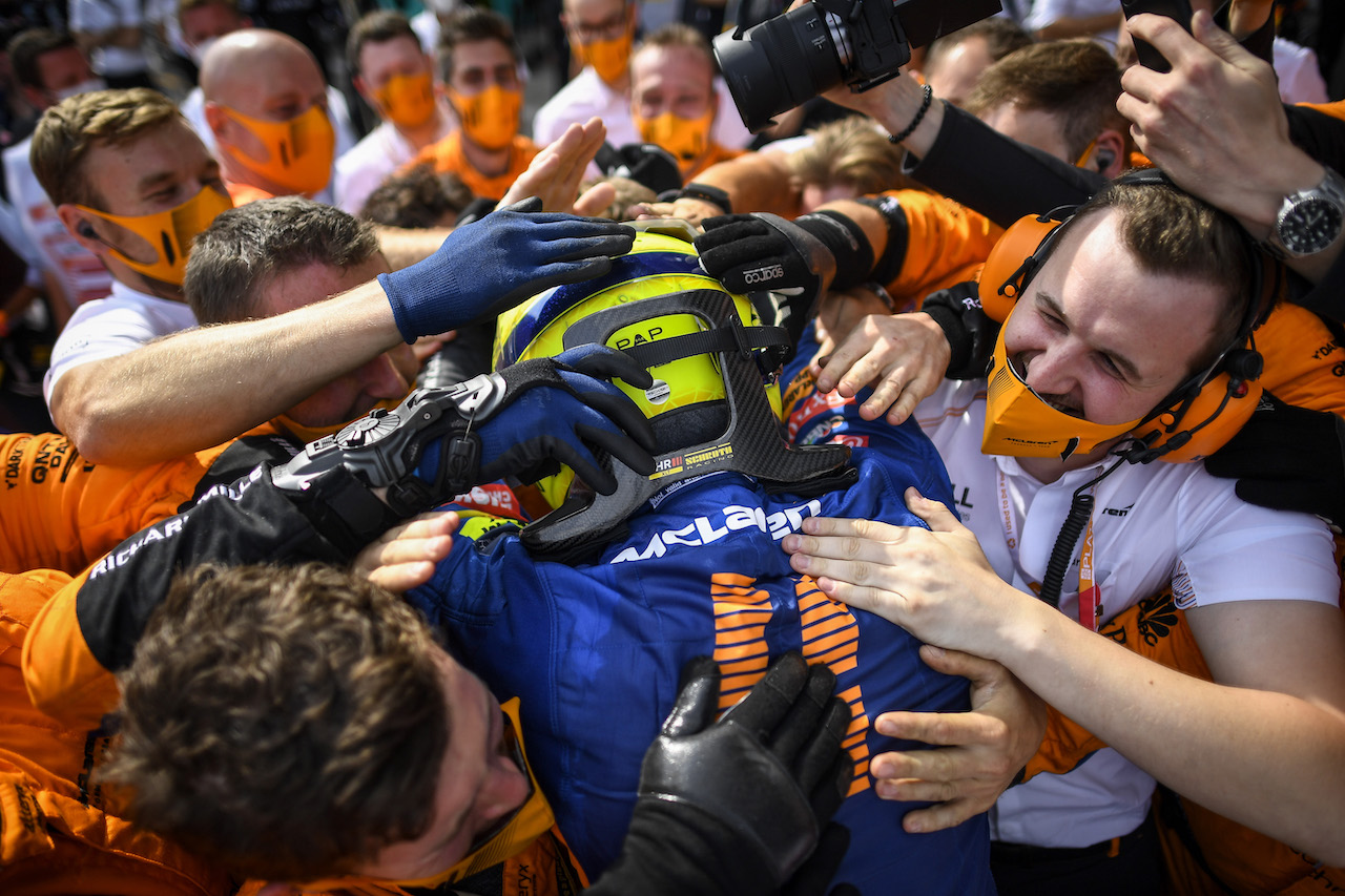GP AUSTRIA, Lando Norris (GBR) McLaren celebrates his third position in parc ferme with the team.
04.07.2021. Formula 1 World Championship, Rd 9, Austrian Grand Prix, Spielberg, Austria, Gara Day.
- www.xpbimages.com, EMail: requests@xpbimages.com © Copyright: FIA Pool Image for Editorial Use Only