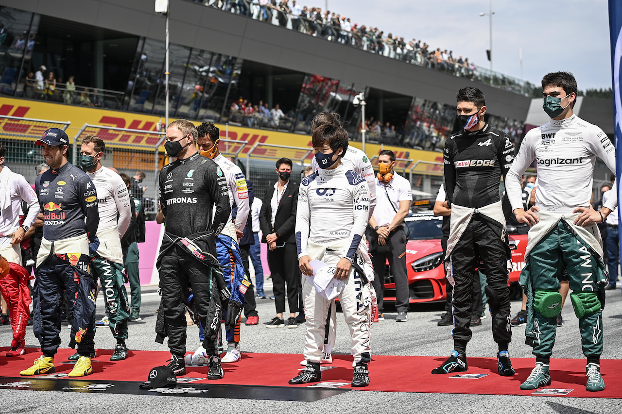 GP AUSTRIA, Yuki Tsunoda (JPN) AlphaTauri as the grid observes the national anthem.
04.07.2021. Formula 1 World Championship, Rd 9, Austrian Grand Prix, Spielberg, Austria, Gara Day.
- www.xpbimages.com, EMail: requests@xpbimages.com © Copyright: FIA Pool Image for Editorial Use Only