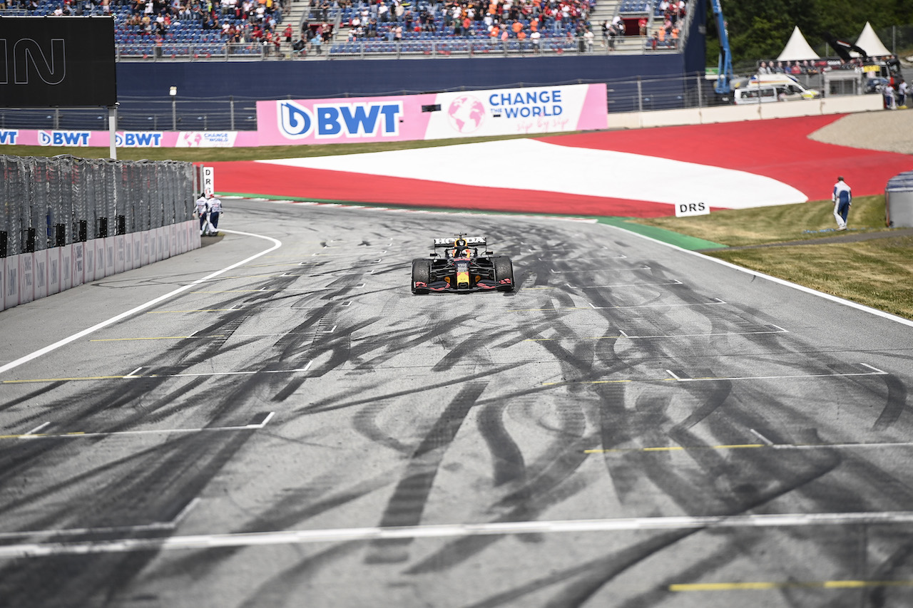 GP AUSTRIA, Gara winner Max Verstappen (NLD) Red Bull Racing RB16B celebrates as he arrives in parc ferme.
04.07.2021. Formula 1 World Championship, Rd 9, Austrian Grand Prix, Spielberg, Austria, Gara Day.
- www.xpbimages.com, EMail: requests@xpbimages.com © Copyright: FIA Pool Image for Editorial Use Only