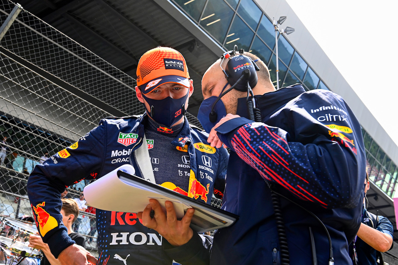 GP AUSTRIA, Max Verstappen (NLD) Red Bull Racing with Gianpiero Lambiase (ITA) Red Bull Racing Engineer on the grid.
04.07.2021. Formula 1 World Championship, Rd 9, Austrian Grand Prix, Spielberg, Austria, Gara Day.
- www.xpbimages.com, EMail: requests@xpbimages.com © Copyright: FIA Pool Image for Editorial Use Only