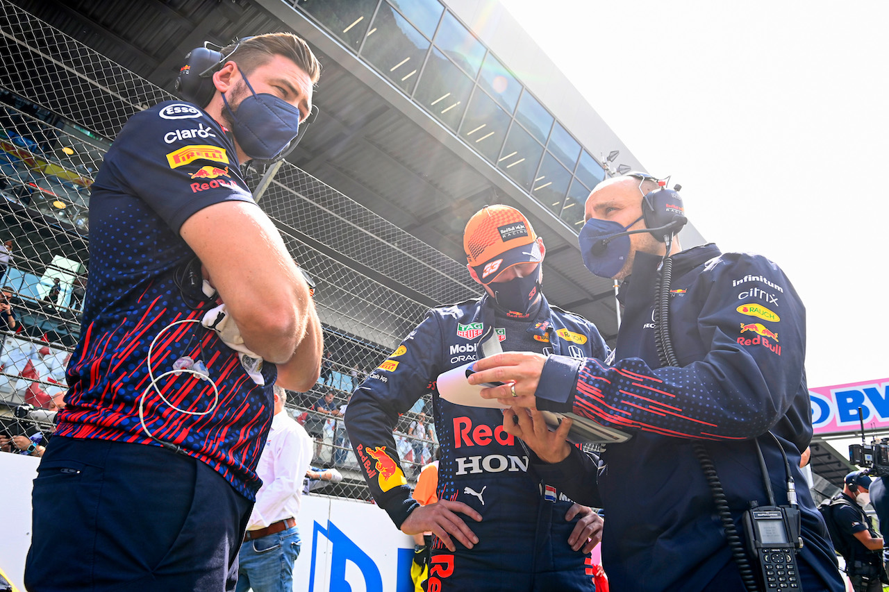 GP AUSTRIA, Max Verstappen (NLD) Red Bull Racing with Gianpiero Lambiase (ITA) Red Bull Racing Engineer on the grid.
04.07.2021. Formula 1 World Championship, Rd 9, Austrian Grand Prix, Spielberg, Austria, Gara Day.
- www.xpbimages.com, EMail: requests@xpbimages.com © Copyright: FIA Pool Image for Editorial Use Only