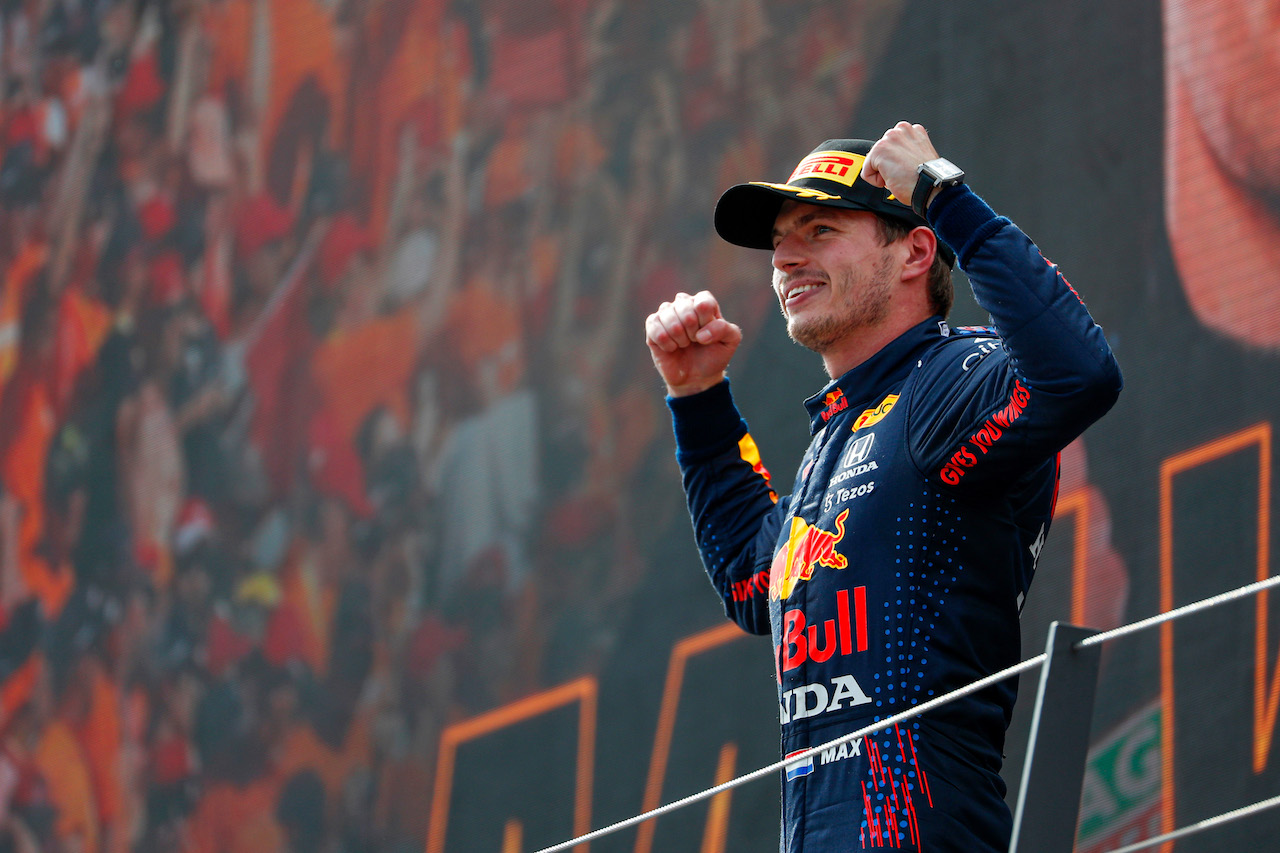 GP AUSTRIA, Gara winner Max Verstappen (NLD) Red Bull Racing celebrates on the podium.
04.07.2021. Formula 1 World Championship, Rd 9, Austrian Grand Prix, Spielberg, Austria, Gara Day.
- www.xpbimages.com, EMail: requests@xpbimages.com © Copyright: FIA Pool Image for Editorial Use Only