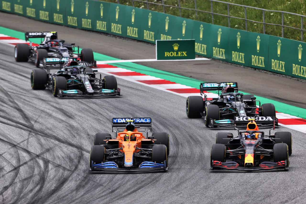GP AUSTRIA, Lando Norris (GBR) McLaren MCL35M e Sergio Perez (MEX) Red Bull Racing RB16B battle for position.
04.07.2021. Formula 1 World Championship, Rd 9, Austrian Grand Prix, Spielberg, Austria, Gara Day.
- www.xpbimages.com, EMail: requests@xpbimages.com © Copyright: Charniaux / XPB Images