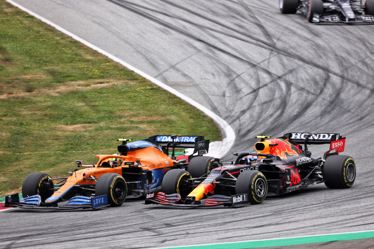 GP AUSTRIA, Lando Norris (GBR) McLaren MCL35M e Sergio Perez (MEX) Red Bull Racing RB16B battle for position.
04.07.2021. Formula 1 World Championship, Rd 9, Austrian Grand Prix, Spielberg, Austria, Gara Day.
- www.xpbimages.com, EMail: requests@xpbimages.com © Copyright: Charniaux / XPB Images