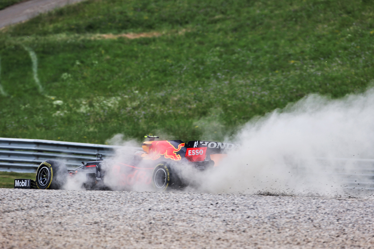 GP AUSTRIA, Sergio Perez (MEX) Red Bull Racing RB16B runs wide.
04.07.2021. Formula 1 World Championship, Rd 9, Austrian Grand Prix, Spielberg, Austria, Gara Day.
- www.xpbimages.com, EMail: requests@xpbimages.com © Copyright: Charniaux / XPB Images