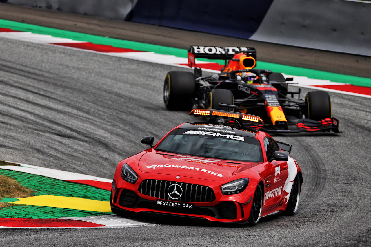 GP AUSTRIA, Max Verstappen (NLD) Red Bull Racing RB16B davanti a behind the Mercedes FIA Safety Car.
04.07.2021. Formula 1 World Championship, Rd 9, Austrian Grand Prix, Spielberg, Austria, Gara Day.
- www.xpbimages.com, EMail: requests@xpbimages.com © Copyright: Batchelor / XPB Images