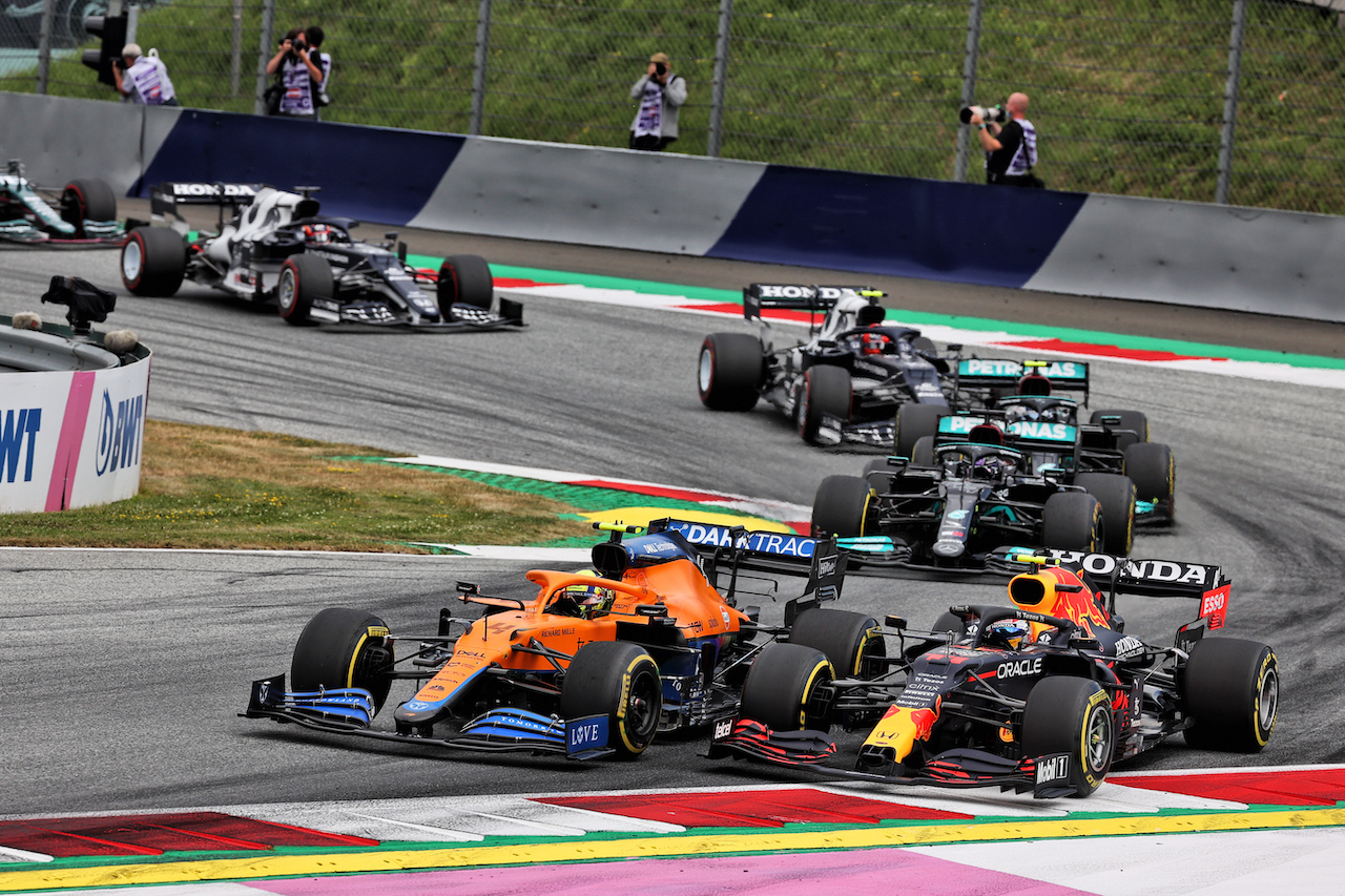 GP AUSTRIA, Lando Norris (GBR) McLaren MCL35M e Sergio Perez (MEX) Red Bull Racing RB16B battle for position.
04.07.2021. Formula 1 World Championship, Rd 9, Austrian Grand Prix, Spielberg, Austria, Gara Day.
- www.xpbimages.com, EMail: requests@xpbimages.com © Copyright: Batchelor / XPB Images