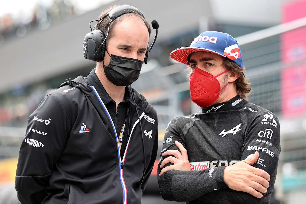 GP AUSTRIA, (L to R): Karel Loos (BEL) Alpine F1 Team Gara Engineer with Fernando Alonso (ESP) Alpine F1 Team on the grid.
04.07.2021. Formula 1 World Championship, Rd 9, Austrian Grand Prix, Spielberg, Austria, Gara Day.
- www.xpbimages.com, EMail: requests@xpbimages.com © Copyright: Moy / XPB Images