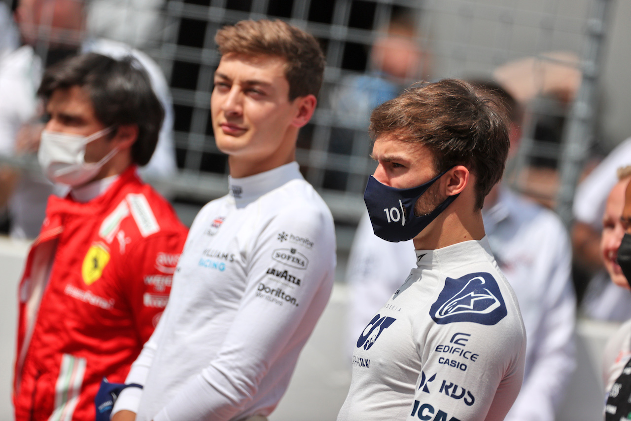 GP AUSTRIA, Pierre Gasly (FRA) AlphaTauri as the grid observes the national anthem.
04.07.2021. Formula 1 World Championship, Rd 9, Austrian Grand Prix, Spielberg, Austria, Gara Day.
- www.xpbimages.com, EMail: requests@xpbimages.com © Copyright: Charniaux / XPB Images
