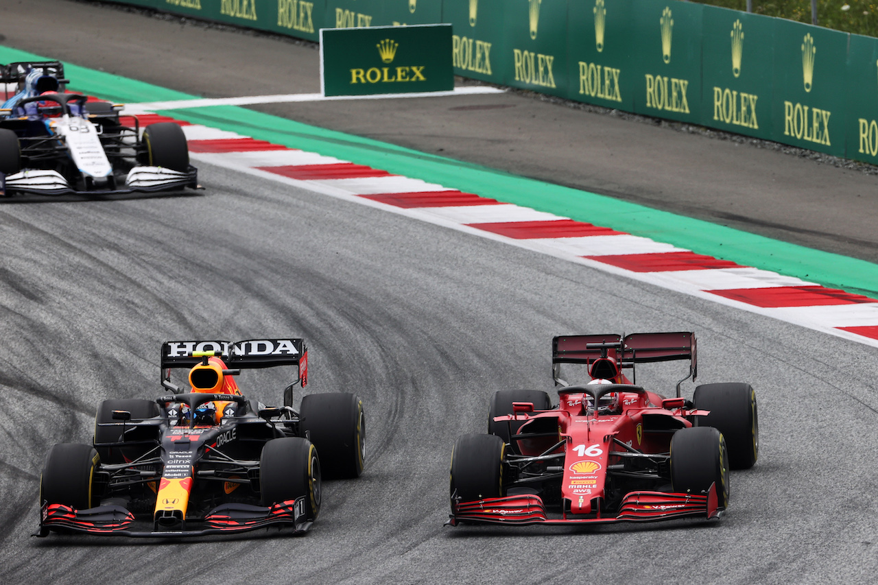 GP AUSTRIA, Sergio Perez (MEX) Red Bull Racing RB16B e Charles Leclerc (MON) Ferrari SF-21 battle for position.
04.07.2021. Formula 1 World Championship, Rd 9, Austrian Grand Prix, Spielberg, Austria, Gara Day.
- www.xpbimages.com, EMail: requests@xpbimages.com © Copyright: Charniaux / XPB Images