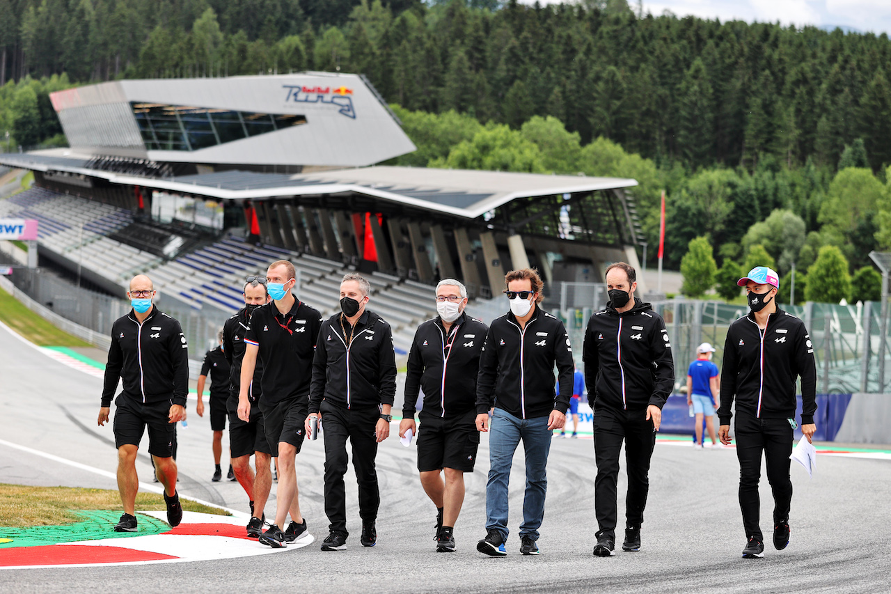 GP AUSTRIA, Fernando Alonso (ESP) Alpine F1 Team e Guanyu Zhou (CHN) Alpine F1 Team Test Driver walk the circuit with the team.
01.07.2021. Formula 1 World Championship, Rd 9, Austrian Grand Prix, Spielberg, Austria, Preparation Day.
- www.xpbimages.com, EMail: requests@xpbimages.com © Copyright: Moy / XPB Images