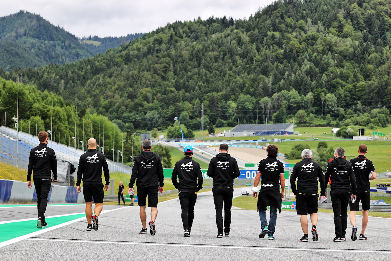 GP AUSTRIA, Fernando Alonso (ESP) Alpine F1 Team e Guanyu Zhou (CHN) Alpine F1 Team Test Driver walk the circuit with the team.
01.07.2021. Formula 1 World Championship, Rd 9, Austrian Grand Prix, Spielberg, Austria, Preparation Day.
- www.xpbimages.com, EMail: requests@xpbimages.com © Copyright: Moy / XPB Images
