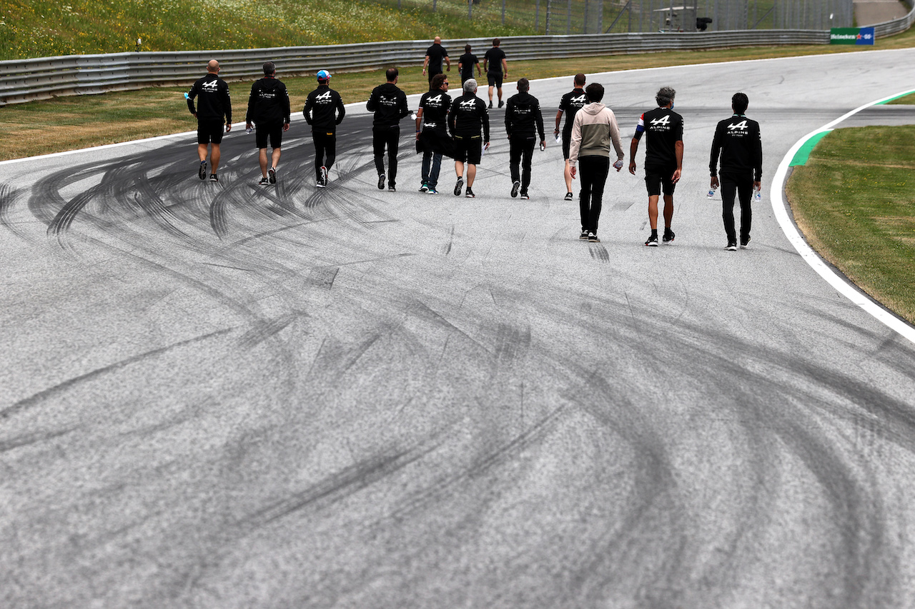 GP AUSTRIA, Fernando Alonso (ESP) Alpine F1 Team e Guanyu Zhou (CHN) Alpine F1 Team Test Driver walk the circuit with the team.
01.07.2021. Formula 1 World Championship, Rd 9, Austrian Grand Prix, Spielberg, Austria, Preparation Day.
- www.xpbimages.com, EMail: requests@xpbimages.com © Copyright: Moy / XPB Images