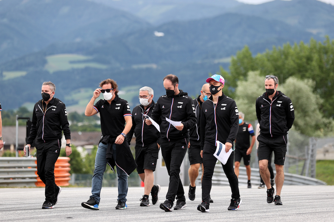 GP AUSTRIA, Fernando Alonso (ESP) Alpine F1 Team e Guanyu Zhou (CHN) Alpine F1 Team Test Driver walk the circuit with the team.
01.07.2021. Formula 1 World Championship, Rd 9, Austrian Grand Prix, Spielberg, Austria, Preparation Day.
- www.xpbimages.com, EMail: requests@xpbimages.com © Copyright: Batchelor / XPB Images