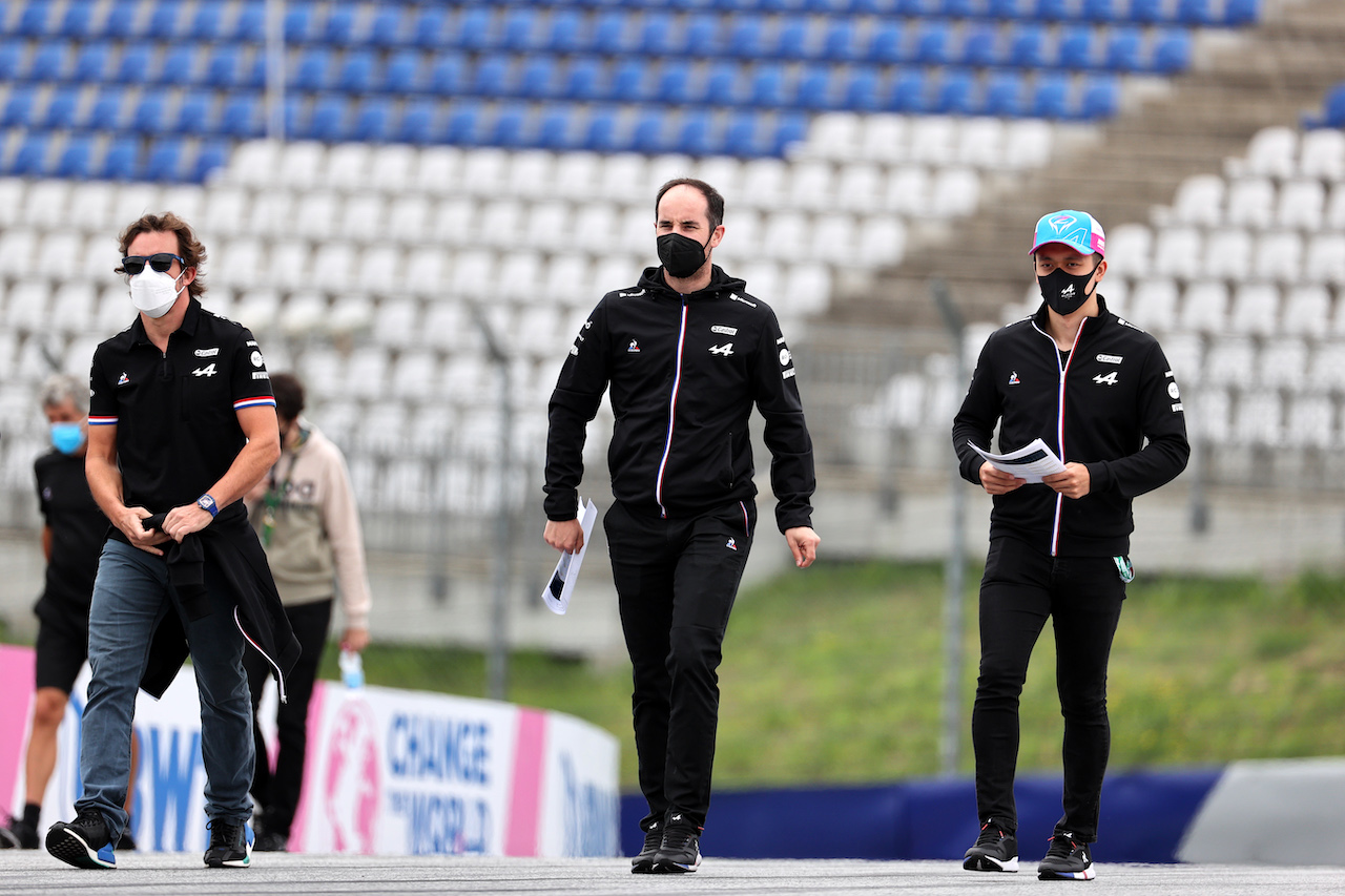 GP AUSTRIA, (L to R): Fernando Alonso (ESP) Alpine F1 Team walks the circuit with Karel Loos (BEL) Alpine F1 Team Gara Engineer e Guanyu Zhou (CHN) Alpine F1 Team Test Driver.
01.07.2021. Formula 1 World Championship, Rd 9, Austrian Grand Prix, Spielberg, Austria, Preparation Day.
- www.xpbimages.com, EMail: requests@xpbimages.com © Copyright: Batchelor / XPB Images