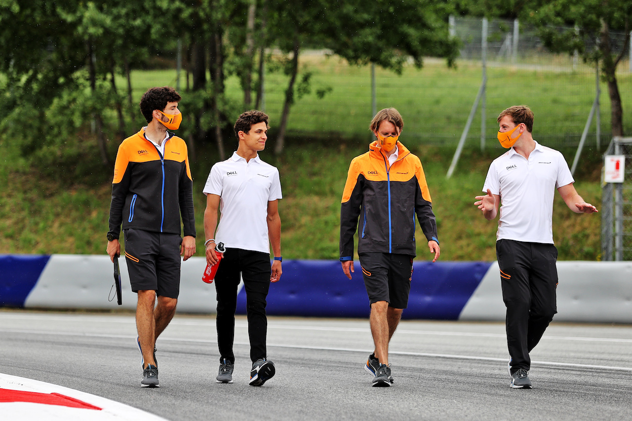 GP AUSTRIA, Lando Norris (GBR) McLaren walks the circuit with the team.
01.07.2021. Formula 1 World Championship, Rd 9, Austrian Grand Prix, Spielberg, Austria, Preparation Day.
- www.xpbimages.com, EMail: requests@xpbimages.com © Copyright: Moy / XPB Images