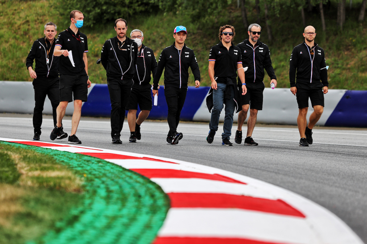 GP AUSTRIA, Fernando Alonso (ESP) Alpine F1 Team e Guanyu Zhou (CHN) Alpine F1 Team Test Driver walk the circuit with the team.
01.07.2021. Formula 1 World Championship, Rd 9, Austrian Grand Prix, Spielberg, Austria, Preparation Day.
- www.xpbimages.com, EMail: requests@xpbimages.com © Copyright: Moy / XPB Images