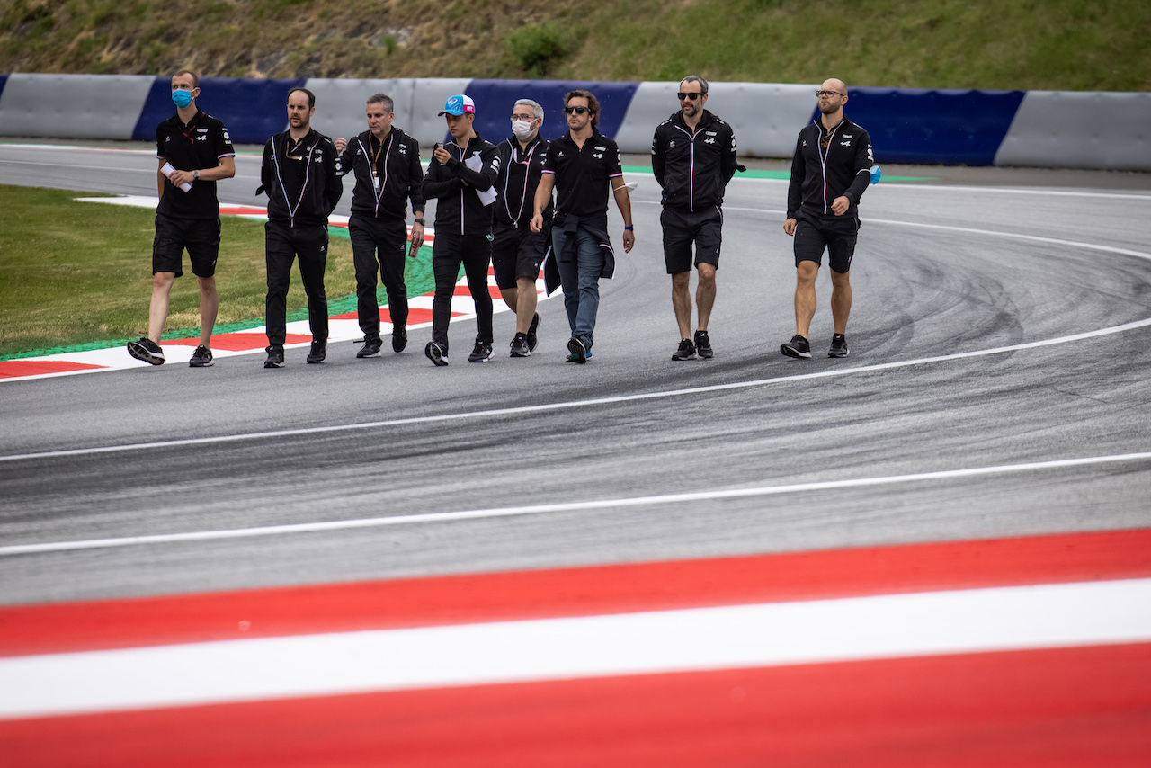 GP AUSTRIA, Fernando Alonso (ESP) Alpine F1 Team e Guanyu Zhou (CHN) Alpine F1 Team Test Driver walk the circuit with the team.
01.07.2021. Formula 1 World Championship, Rd 9, Austrian Grand Prix, Spielberg, Austria, Preparation Day.
- www.xpbimages.com, EMail: requests@xpbimages.com © Copyright: Bearne / XPB Images