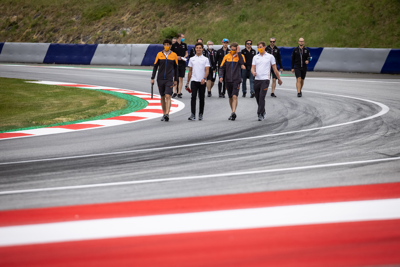 GP AUSTRIA, Lando Norris (GBR) McLaren walks the circuit with the team.
01.07.2021. Formula 1 World Championship, Rd 9, Austrian Grand Prix, Spielberg, Austria, Preparation Day.
- www.xpbimages.com, EMail: requests@xpbimages.com © Copyright: Bearne / XPB Images