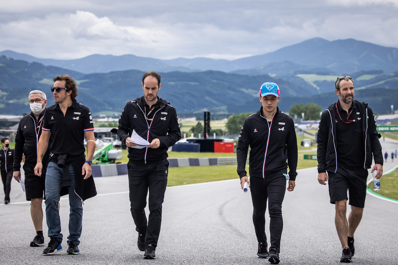 GP AUSTRIA, Fernando Alonso (ESP) Alpine F1 Team e Guanyu Zhou (CHN) Alpine F1 Team Test Driver walk the circuit with the team.
01.07.2021. Formula 1 World Championship, Rd 9, Austrian Grand Prix, Spielberg, Austria, Preparation Day.
- www.xpbimages.com, EMail: requests@xpbimages.com © Copyright: Bearne / XPB Images