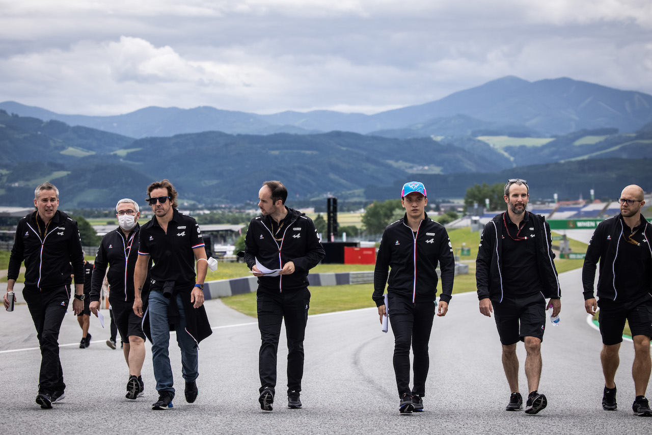 GP AUSTRIA, Fernando Alonso (ESP) Alpine F1 Team e Guanyu Zhou (CHN) Alpine F1 Team Test Driver walk the circuit with the team.
01.07.2021. Formula 1 World Championship, Rd 9, Austrian Grand Prix, Spielberg, Austria, Preparation Day.
- www.xpbimages.com, EMail: requests@xpbimages.com © Copyright: Bearne / XPB Images