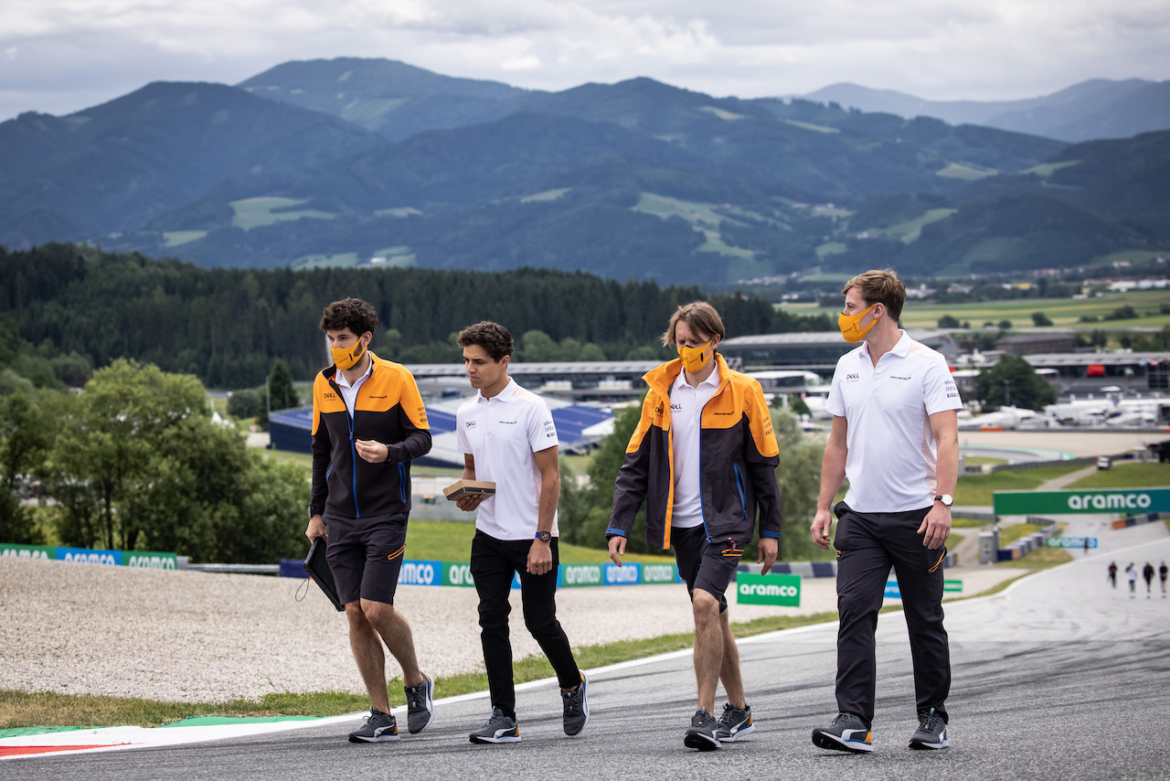 GP AUSTRIA, Lando Norris (GBR) McLaren walks the circuit with the team.
01.07.2021. Formula 1 World Championship, Rd 9, Austrian Grand Prix, Spielberg, Austria, Preparation Day.
- www.xpbimages.com, EMail: requests@xpbimages.com © Copyright: Bearne / XPB Images