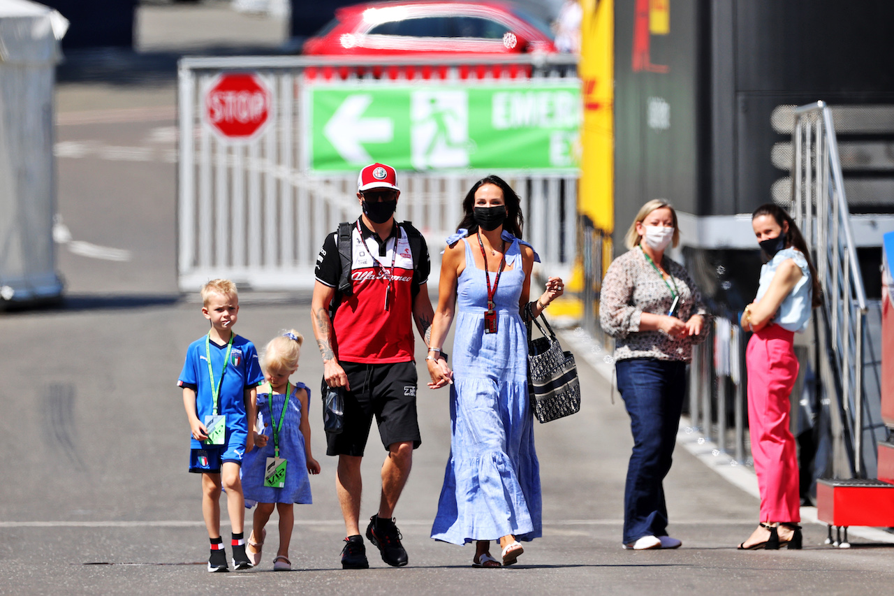 GP AUSTRIA, Kimi Raikkonen (FIN) Alfa Romeo Racing with sua moglie Minttu Raikkonen (FIN) e their children Robin e Rianna.
03.07.2021. Formula 1 World Championship, Rd 9, Austrian Grand Prix, Spielberg, Austria, Qualifiche Day.
- www.xpbimages.com, EMail: requests@xpbimages.com © Copyright: Moy / XPB Images