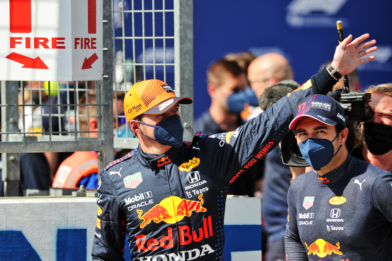 GP AUSTRIA, (L to R): Max Verstappen (NLD) Red Bull Racing celebrates his pole position in qualifying parc ferme with third placed team mate Sergio Perez (MEX) Red Bull Racing.
03.07.2021. Formula 1 World Championship, Rd 9, Austrian Grand Prix, Spielberg, Austria, Qualifiche Day.
- www.xpbimages.com, EMail: requests@xpbimages.com © Copyright: Batchelor / XPB Images