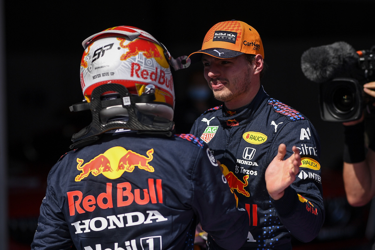 GP AUSTRIA, (L to R): Sergio Perez (MEX) Red Bull Racing with pole sitter e team mate Max Verstappen (NLD) Red Bull Racing in qualifying parc ferme.
03.07.2021. Formula 1 World Championship, Rd 9, Austrian Grand Prix, Spielberg, Austria, Qualifiche Day.
- www.xpbimages.com, EMail: requests@xpbimages.com © Copyright: FIA Pool Image for Editorial Use Only