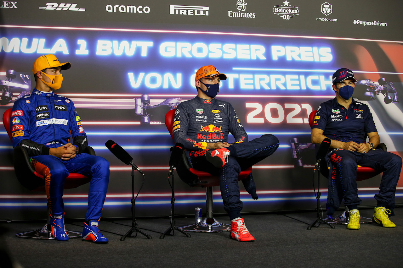 GP AUSTRIA, (L to R): Lando Norris (GBR) McLaren; Max Verstappen (NLD) Red Bull Racing; e Sergio Perez (MEX) Red Bull Racing, in the post qualifying FIA Press Conference.
03.07.2021. Formula 1 World Championship, Rd 9, Austrian Grand Prix, Spielberg, Austria, Qualifiche Day.
- www.xpbimages.com, EMail: requests@xpbimages.com © Copyright: FIA Pool Image for Editorial Use Only