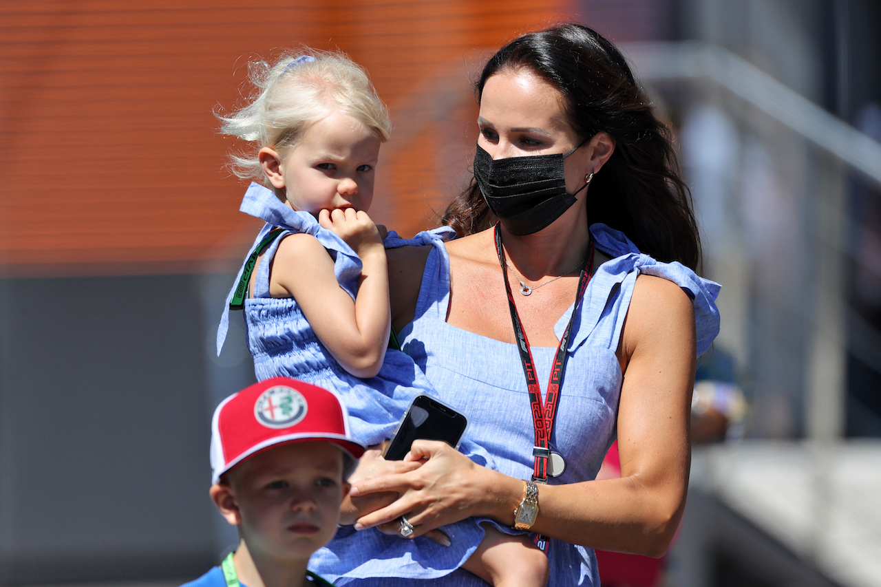 GP AUSTRIA, Minttu Raikkonen (FIN) with her children Robin e Rianna.
03.07.2021. Formula 1 World Championship, Rd 9, Austrian Grand Prix, Spielberg, Austria, Qualifiche Day.
- www.xpbimages.com, EMail: requests@xpbimages.com © Copyright: Moy / XPB Images
