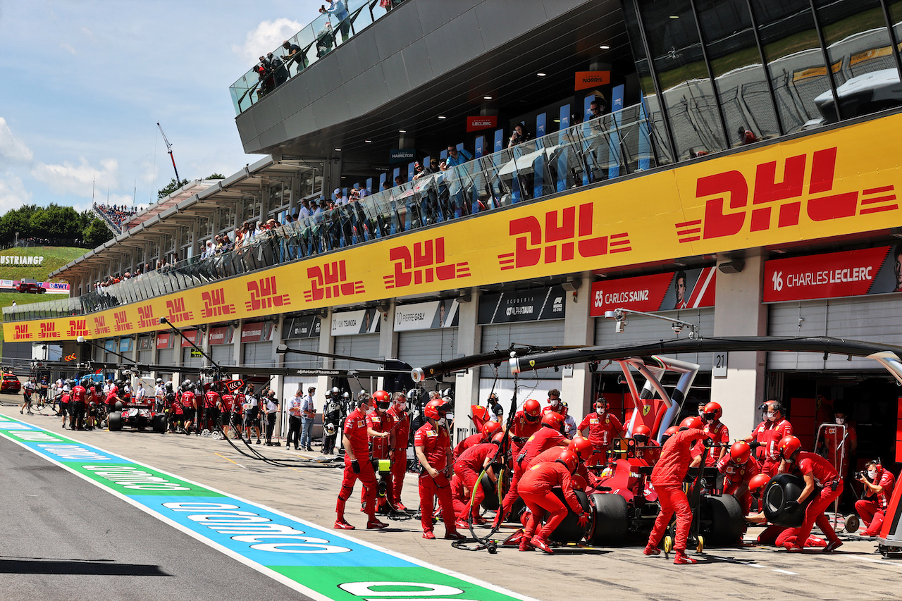 GP AUSTRIA, Carlos Sainz Jr (ESP) Ferrari SF-21 in the pits.
03.07.2021. Formula 1 World Championship, Rd 9, Austrian Grand Prix, Spielberg, Austria, Qualifiche Day.
- www.xpbimages.com, EMail: requests@xpbimages.com © Copyright: Moy / XPB Images