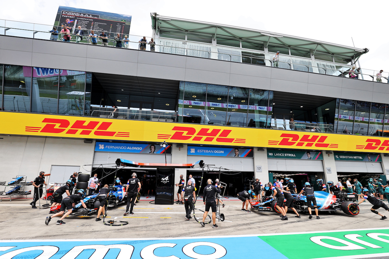 GP AUSTRIA, Guanyu Zhou (CHN) Alpine F1 Team A521 Test Driver e Esteban Ocon (FRA) Alpine F1 Team A521 in the pits.
02.07.2021. Formula 1 World Championship, Rd 9, Austrian Grand Prix, Spielberg, Austria, Practice Day.
- www.xpbimages.com, EMail: requests@xpbimages.com © Copyright: Moy / XPB Images