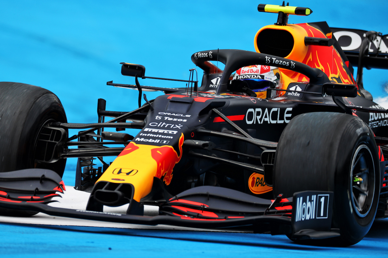 GP AUSTRIA, Sergio Perez (MEX) Red Bull Racing RB16B runs wide.
02.07.2021. Formula 1 World Championship, Rd 9, Austrian Grand Prix, Spielberg, Austria, Practice Day.
- www.xpbimages.com, EMail: requests@xpbimages.com © Copyright: Batchelor / XPB Images
