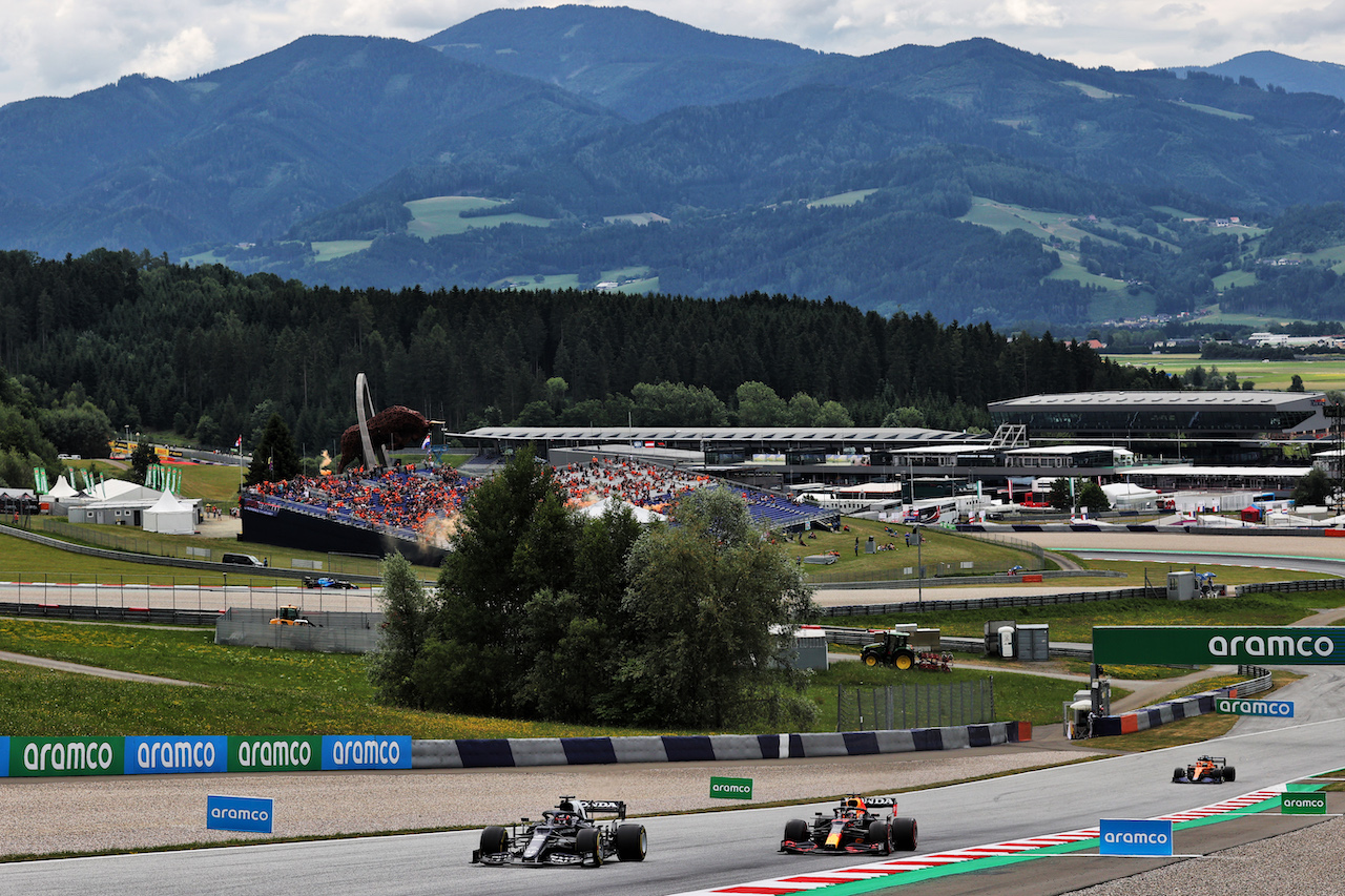 GP AUSTRIA, Yuki Tsunoda (JPN) AlphaTauri AT02 e Max Verstappen (NLD) Red Bull Racing RB16B.
02.07.2021. Formula 1 World Championship, Rd 9, Austrian Grand Prix, Spielberg, Austria, Practice Day.
- www.xpbimages.com, EMail: requests@xpbimages.com © Copyright: Batchelor / XPB Images