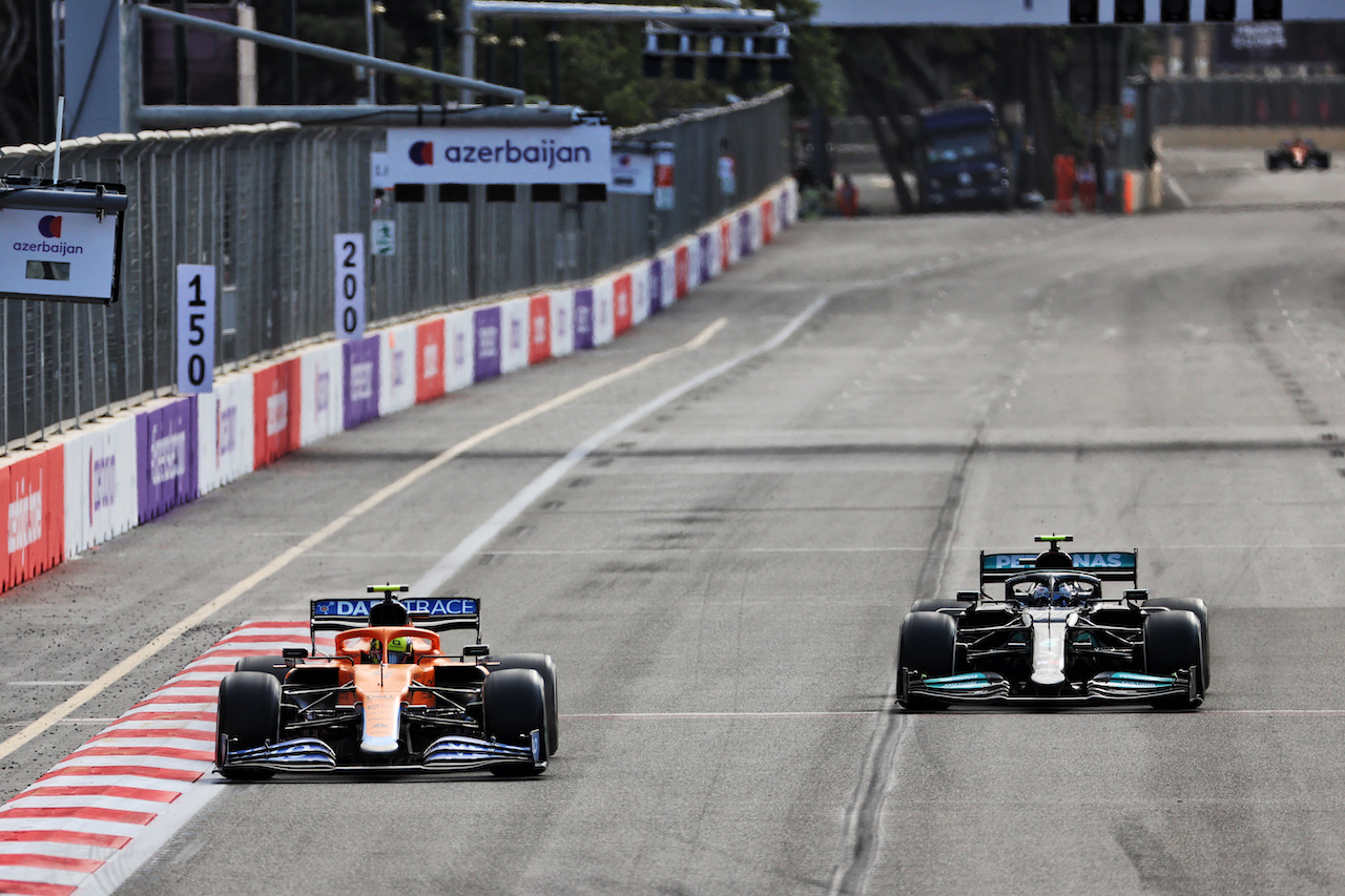 GP AZERBAIJAN, Lando Norris (GBR) McLaren MCL35M e Valtteri Bottas (FIN) Mercedes AMG F1 W12 battle for position.
06.06.2021. Formula 1 World Championship, Rd 6, Azerbaijan Grand Prix, Baku Street Circuit, Azerbaijan, Gara Day.
- www.xpbimages.com, EMail: requests@xpbimages.com © Copyright: Batchelor / XPB Images