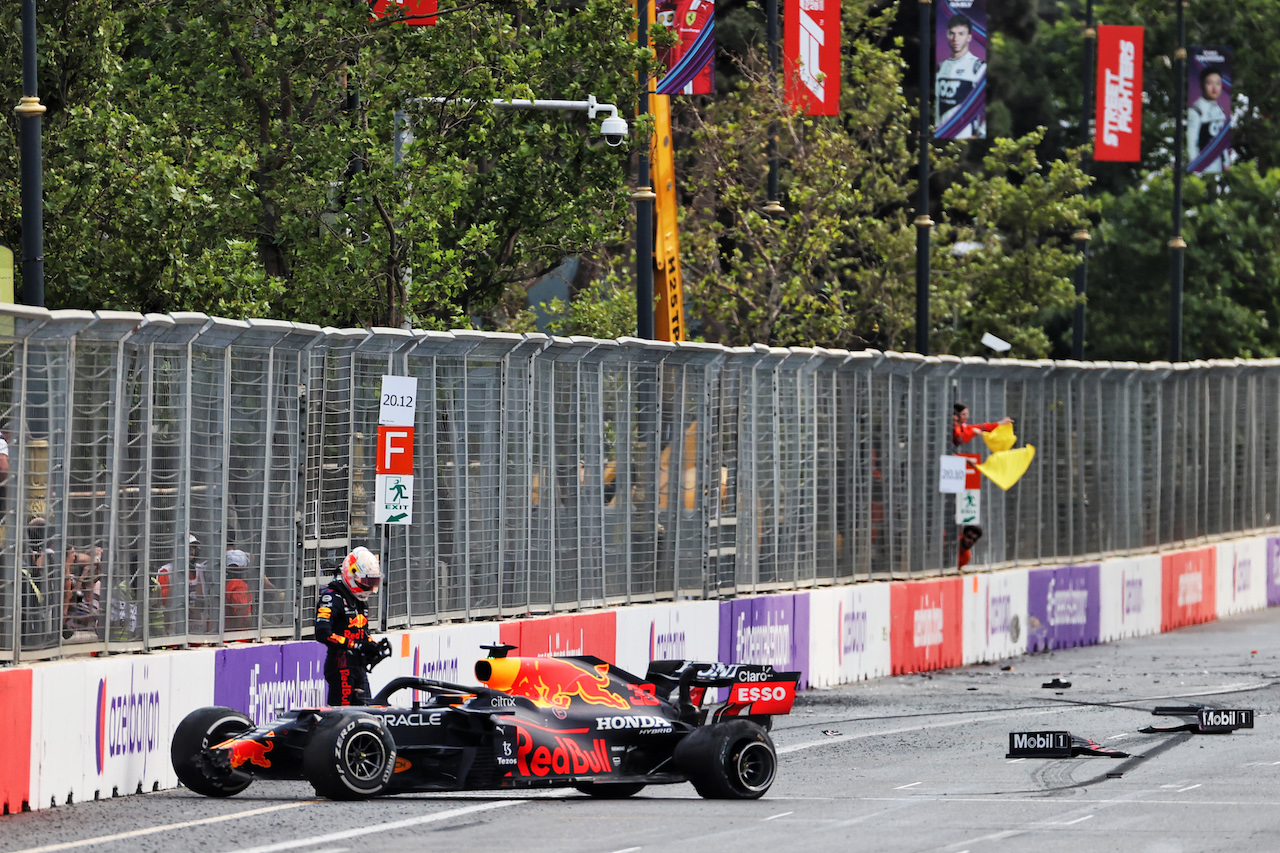 GP AZERBAIJAN, Max Verstappen (NLD) Red Bull Racing RB16B crashed out of the race.
06.06.2021. Formula 1 World Championship, Rd 6, Azerbaijan Grand Prix, Baku Street Circuit, Azerbaijan, Gara Day.
- www.xpbimages.com, EMail: requests@xpbimages.com © Copyright: Charniaux / XPB Images