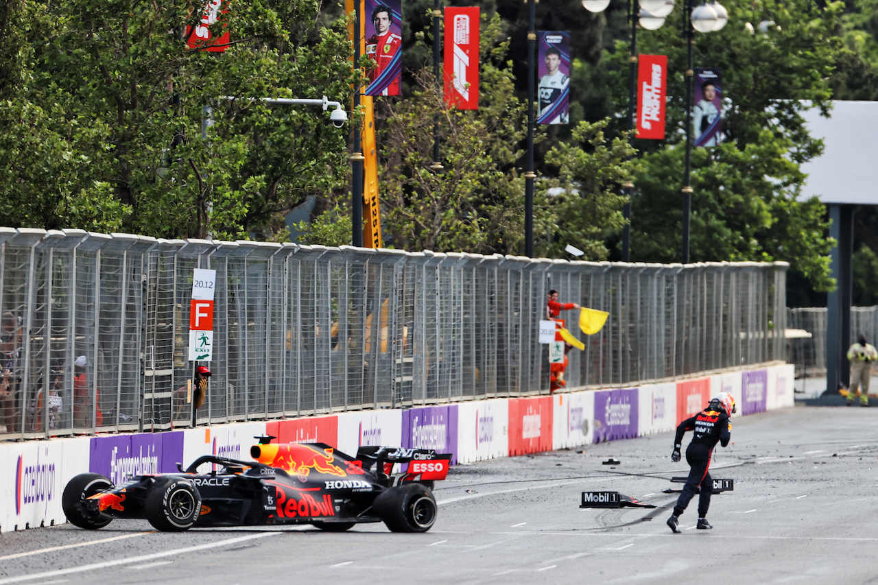 GP AZERBAIJAN, Max Verstappen (NLD) Red Bull Racing RB16B crashed out of the race.
06.06.2021. Formula 1 World Championship, Rd 6, Azerbaijan Grand Prix, Baku Street Circuit, Azerbaijan, Gara Day.
- www.xpbimages.com, EMail: requests@xpbimages.com © Copyright: Charniaux / XPB Images