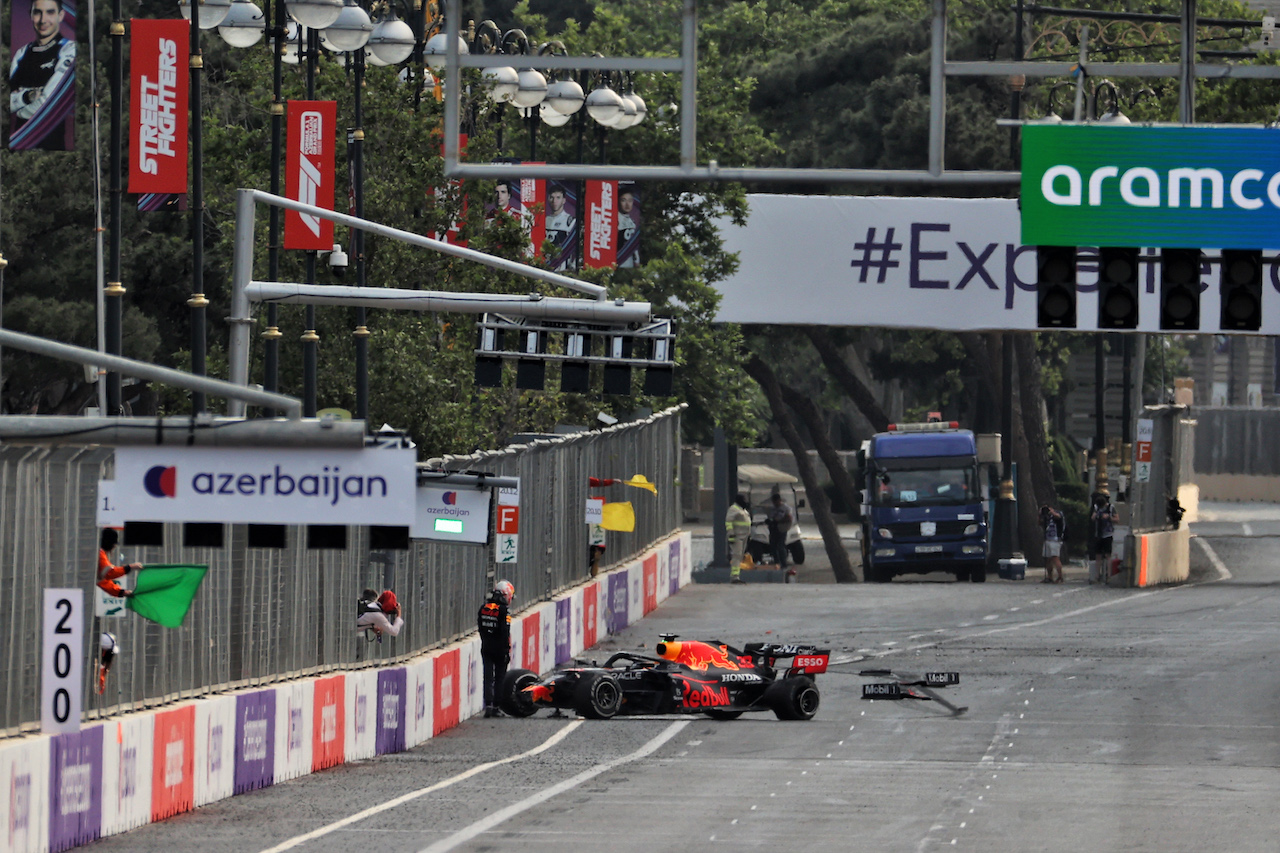 GP AZERBAIJAN, Max Verstappen (NLD) Red Bull Racing RB16B crashed out of the race.
06.06.2021. Formula 1 World Championship, Rd 6, Azerbaijan Grand Prix, Baku Street Circuit, Azerbaijan, Gara Day.
- www.xpbimages.com, EMail: requests@xpbimages.com © Copyright: Moy / XPB Images