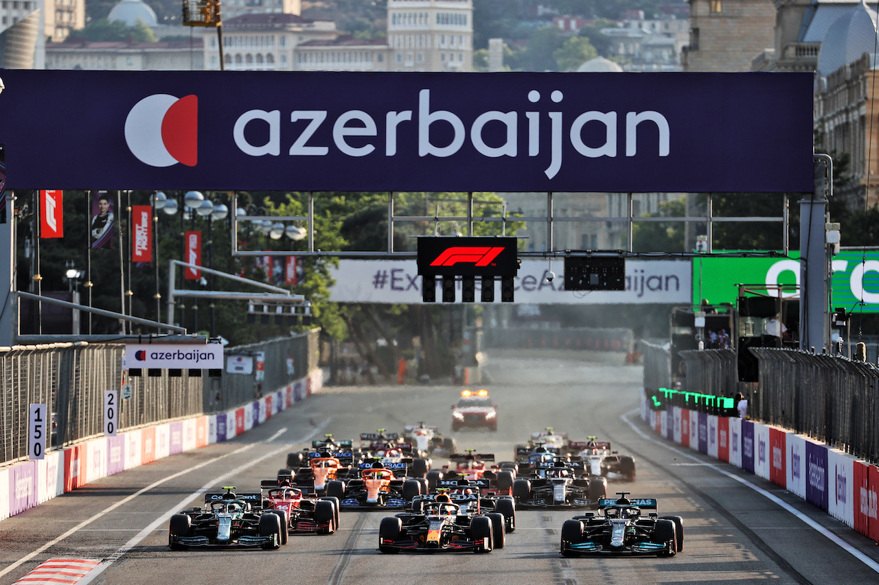 GP AZERBAIJAN, (L to R): Sebastian Vettel (GER) Aston Martin F1 Team AMR21; Sergio Perez (MEX) Red Bull Racing RB16B; e Lewis Hamilton (GBR) Mercedes AMG F1 W12 at the repartenza of the race.
06.06.2021. Formula 1 World Championship, Rd 6, Azerbaijan Grand Prix, Baku Street Circuit, Azerbaijan, Gara Day.
- www.xpbimages.com, EMail: requests@xpbimages.com © Copyright: Batchelor / XPB Images