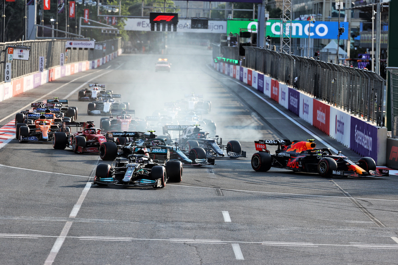GP AZERBAIJAN, Lewis Hamilton (GBR) Mercedes AMG F1 W12 locks up under braking at the repartenza of the race while attempting to pass Sergio Perez (MEX) Red Bull Racing RB16B.
06.06.2021. Formula 1 World Championship, Rd 6, Azerbaijan Grand Prix, Baku Street Circuit, Azerbaijan, Gara Day.
- www.xpbimages.com, EMail: requests@xpbimages.com © Copyright: Batchelor / XPB Images