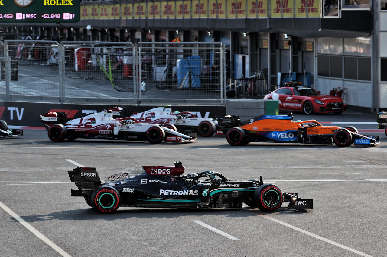 GP AZERBAIJAN, Lewis Hamilton (GBR) Mercedes AMG F1 W12 locks up under braking e runs wide at the repartenza of the race.
06.06.2021. Formula 1 World Championship, Rd 6, Azerbaijan Grand Prix, Baku Street Circuit, Azerbaijan, Gara Day.
- www.xpbimages.com, EMail: requests@xpbimages.com © Copyright: Batchelor / XPB Images