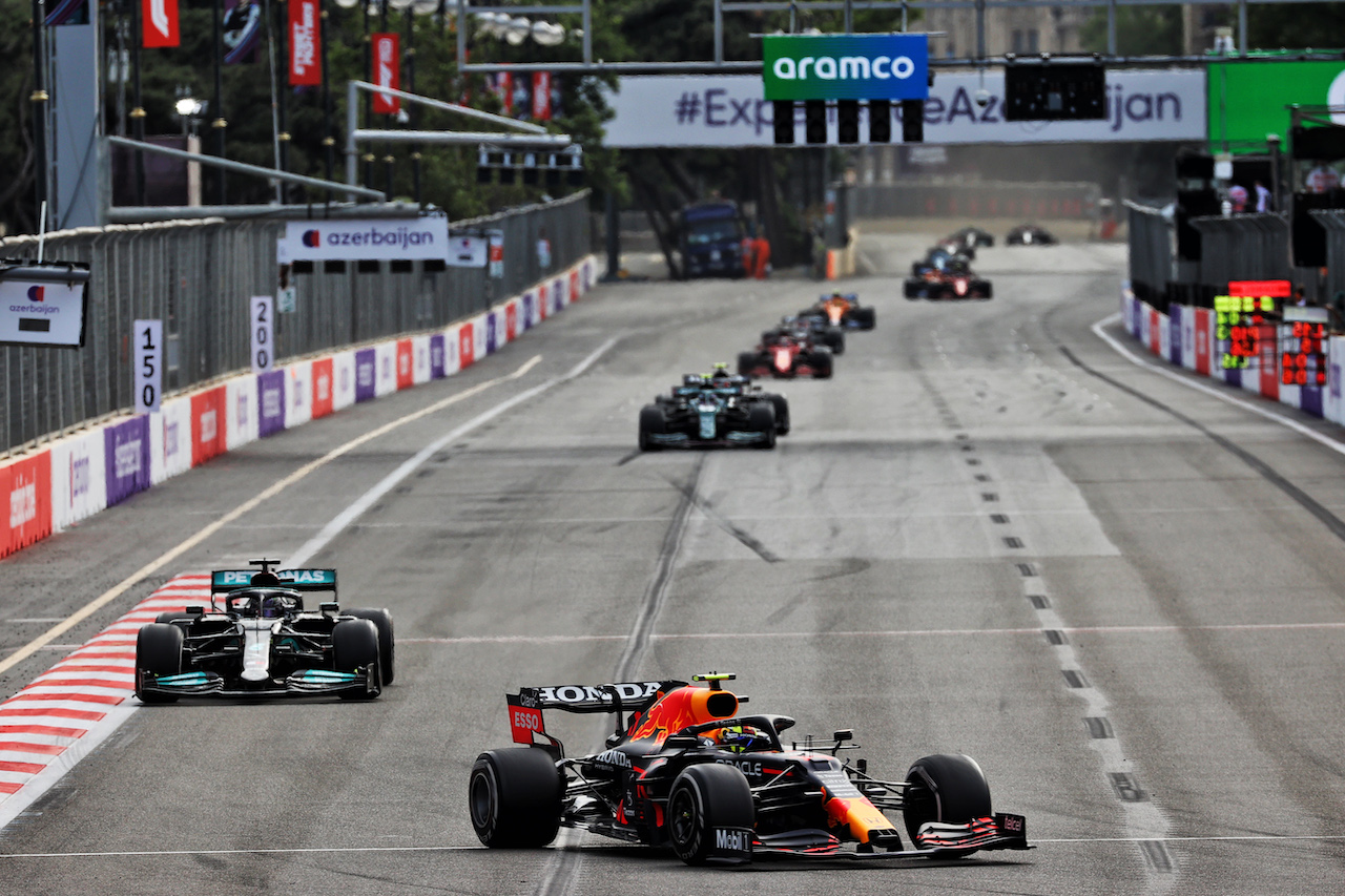 GP AZERBAIJAN, Sergio Perez (MEX) Red Bull Racing RB16B.
06.06.2021. Formula 1 World Championship, Rd 6, Azerbaijan Grand Prix, Baku Street Circuit, Azerbaijan, Gara Day.
- www.xpbimages.com, EMail: requests@xpbimages.com © Copyright: Batchelor / XPB Images