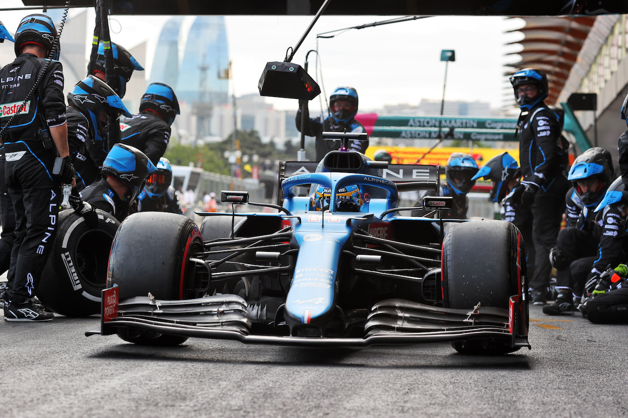 GP AZERBAIJAN, Fernando Alonso (ESP) Alpine F1 Team A521 makes a pit stop.
06.06.2021. Formula 1 World Championship, Rd 6, Azerbaijan Grand Prix, Baku Street Circuit, Azerbaijan, Gara Day.
- www.xpbimages.com, EMail: requests@xpbimages.com © Copyright: Charniaux / XPB Images