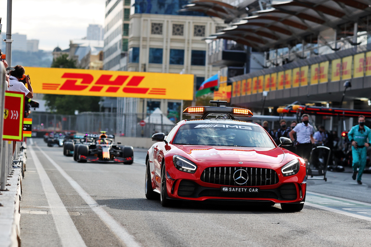 GP AZERBAIJAN, Sergio Perez (MEX) Red Bull Racing RB16B comes into the pits behind the Mercedes FIA Safety Car while the race is stopped.
06.06.2021. Formula 1 World Championship, Rd 6, Azerbaijan Grand Prix, Baku Street Circuit, Azerbaijan, Gara Day.
- www.xpbimages.com, EMail: requests@xpbimages.com © Copyright: Charniaux / XPB Images