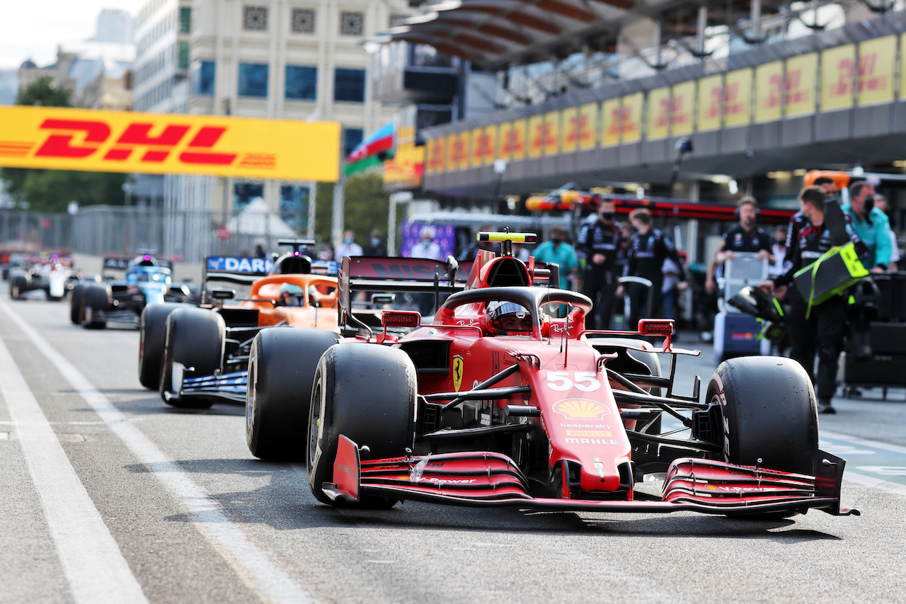 GP AZERBAIJAN, Carlos Sainz Jr (ESP) Ferrari SF-21 in the pits while the race is stopped.
06.06.2021. Formula 1 World Championship, Rd 6, Azerbaijan Grand Prix, Baku Street Circuit, Azerbaijan, Gara Day.
- www.xpbimages.com, EMail: requests@xpbimages.com © Copyright: Charniaux / XPB Images