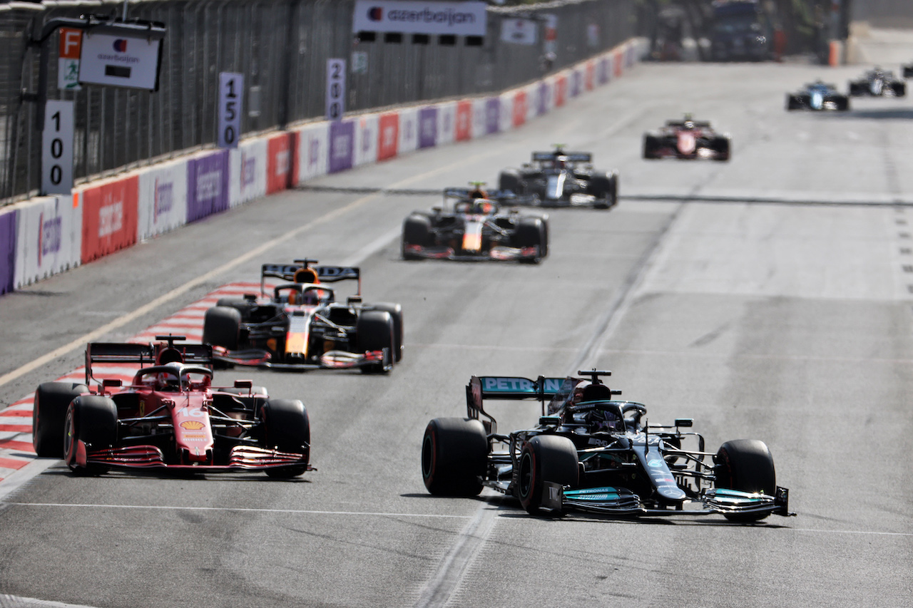 GP AZERBAIJAN, (L to R): Charles Leclerc (MON) Ferrari SF-21 e Lewis Hamilton (GBR) Mercedes AMG F1 W12 battle for position.
06.06.2021. Formula 1 World Championship, Rd 6, Azerbaijan Grand Prix, Baku Street Circuit, Azerbaijan, Gara Day.
- www.xpbimages.com, EMail: requests@xpbimages.com © Copyright: Batchelor / XPB Images