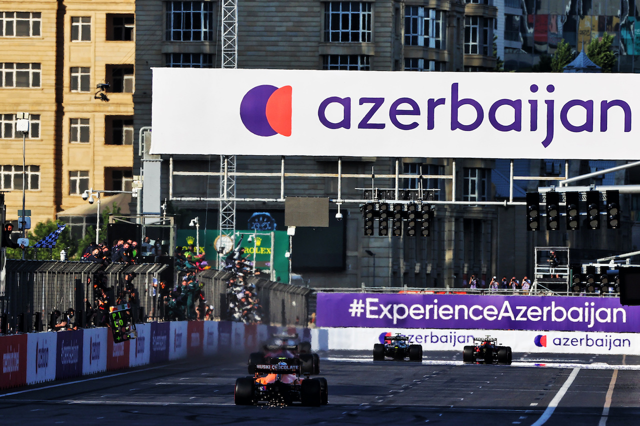 GP AZERBAIJAN, Lando Norris (GBR) McLaren MCL35M takes the chequered flag at the end of the race.
06.06.2021. Formula 1 World Championship, Rd 6, Azerbaijan Grand Prix, Baku Street Circuit, Azerbaijan, Gara Day.
- www.xpbimages.com, EMail: requests@xpbimages.com © Copyright: Moy / XPB Images